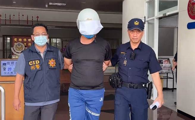 杜男（中）落网后不发一语，情绪平静。（民眾提供）