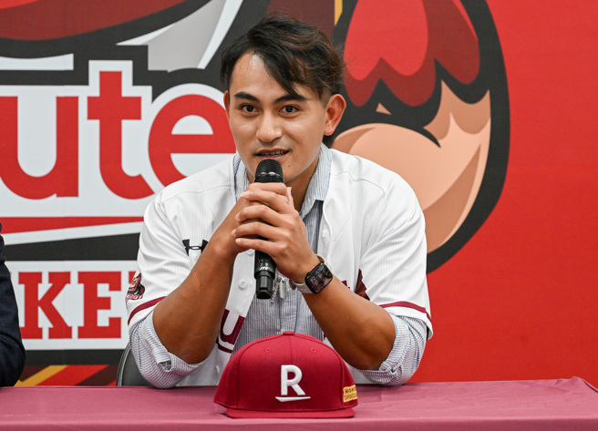 乐天桃猿为林子伟举行加盟记者会。（陈麒全摄）