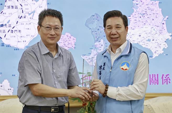 2023年「全國22縣市有感施政大調查」金門獲五金二銀，世界新聞傳播協會長劉立漢(左)親自將獎座送達由縣長陳福海(右)代表接受。(圖／金門縣政府提供)