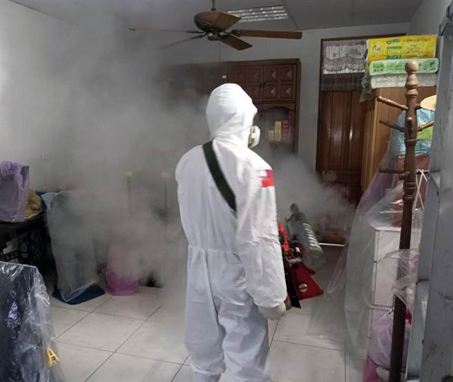 台南市登革热防治中心採纳疾病管制署的建议，针对群聚进行大区块喷药，单一确诊病例则以个案住家为中心点，採用「九宫格」，即前后左右共计9户喷药的方式办理，希望提高紧急喷药的效率。（卫生局提供／洪荣志台南传真）