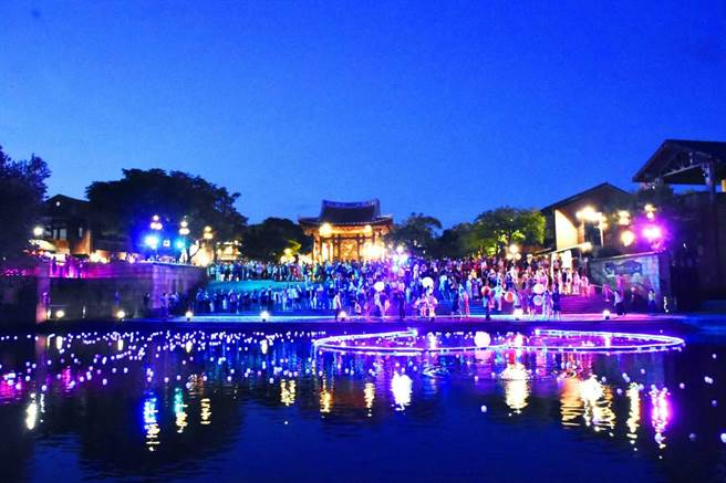 國立傳統藝術中心宜蘭園區七夕最美麗的夢幻體驗「傳藝藍眼淚」，將於18、19日限定夜間登場。（全聯善美的基金會提供／吳佩蓉宜蘭傳真）