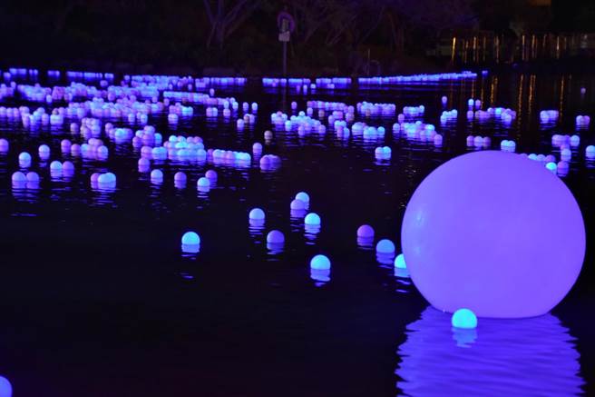 當球遇到水面發出藍光便在湖面形成波光粼粼的藍眼淚。（全聯善美的基金會提供／吳佩蓉宜蘭傳真）