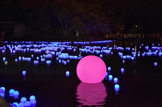 當球遇到水面發出藍光便在湖面形成波光粼粼的藍眼淚。（全聯善美的基金會提供／吳佩蓉宜蘭傳真）