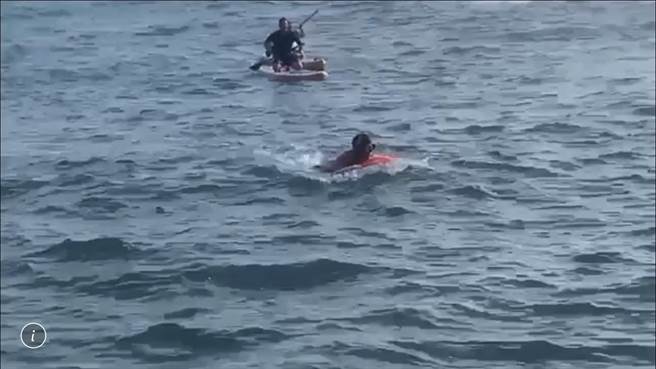 林姓男子15日趁休假到屏东万里桐浮潜，不料遇到海象差险遇难，所幸海巡获报后立即出动遥控动力救生圈即刻救援。（海巡署提供／谢佳潾屏东传真）