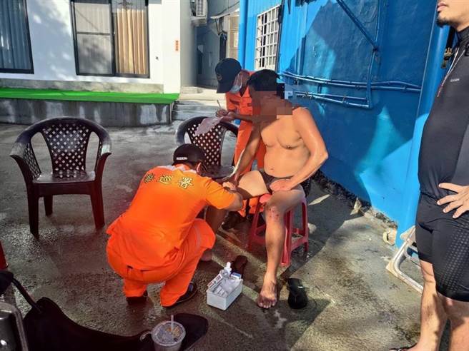 林姓男子15日趁休假到屏东万里桐浮潜，不料遇到海象差险遇难，所幸海巡获报后立即出动遥控动力救生圈即刻救援。（海巡署提供／谢佳潾屏东传真）