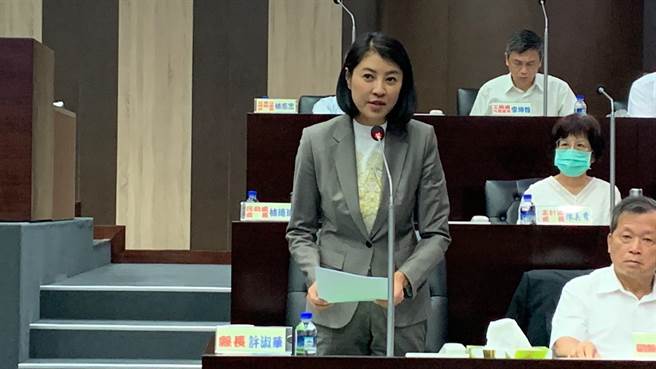 南投县长许淑华今天在县议会报告指出，仁爱乡遭卡努颱风重创后有29户居民房屋全毁，县府将协助迁建或重建。（曾雪蒨摄）