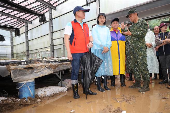 南投下午大雨滂沱，县长许淑华不放心上山勘查淹水的春排大排，允诺列为争取中央补助第一优先重建工程。（南投县政府提供）