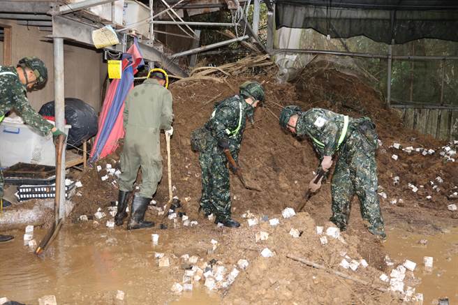 许淑华代表灾民感谢国军弟兄这段期间不畏风雨协助。（南投县政府提供）