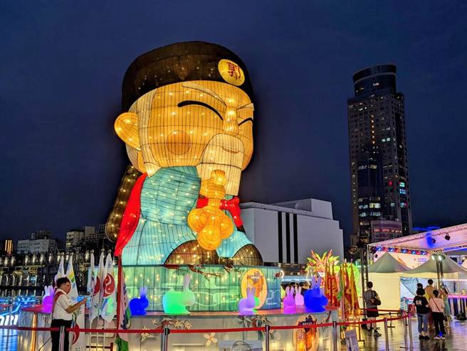 今年鷄笼中元祭轮值主普是郭姓宗亲会，特别在海洋广场矗立起一座唐朝名将郭子仪的Q版造型主灯。（张志康摄）