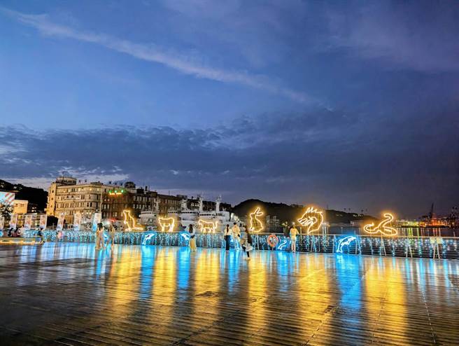 除了郭子仪主灯外，海洋广场上还有12生肖的灯饰，点亮夜晚的基隆港。（张志康摄）