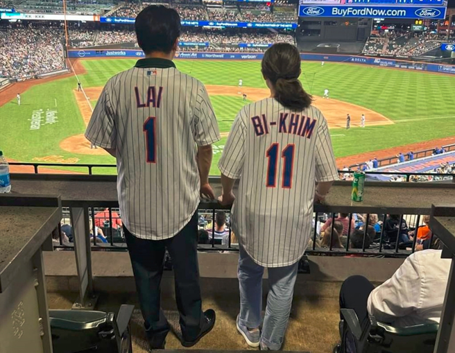 駐美代表蕭美琴(右)提到，除非選情有變，才會答應賴蕭配，當賴清德(左)的總統大選副手。（圖／取自蕭美琴臉書）