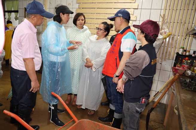 南投縣長許淑華16日就表示，「我也來到春陽部落關心受災戶，在地居民以及地方民代對大排水溝及後山水土保持擔憂，縣府也會藉由這次災修提報及重建過程做好完善規劃」。（取自許淑華臉書）