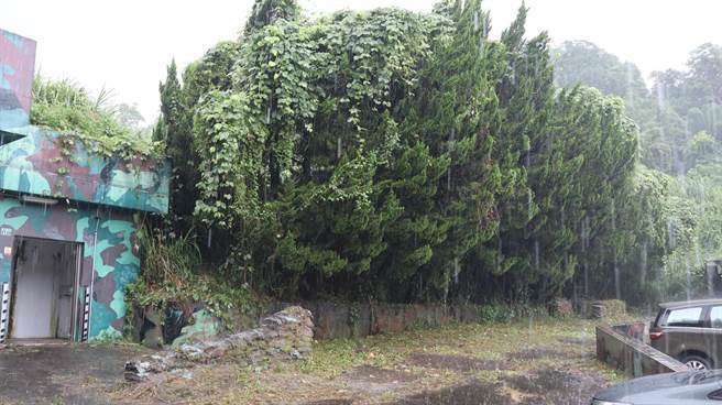 陸軍「興中指揮所」面積1.52餘公頃，國防部軍備局將重新檢討建物利用規畫，編列經費優先整修建物內部損壞部分。（陳淑娥攝）