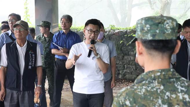 立委江啟臣今邀請陸軍司令部、文化部文化資產局、交通部觀光局、台中市觀旅局等單位共同會勘新社「興中指揮所」。（陳淑娥攝）