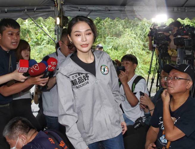 赖品妤(中)16日被追问云豹能源公司问题，以「冷饭热炒、非常遗憾」回应。（王扬杰摄）