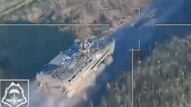 俄罗斯军方发布的柳叶刀无人机，击中史崔克装甲车的前一秒。(图/影片截图)