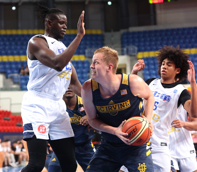 美国队中锋劳奇腾（中）在篮下伺机进攻，中华白球员奋力包夹。（中华篮协提供）