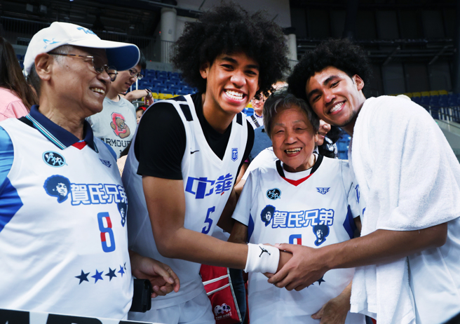 贺丹（右1）、贺博（左2）和到场看球的家人合照。（中华篮协提供）