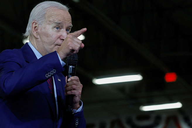 拜登沒有積極介入夏威夷野火救災，連勘災都姍姍來遲，引發當地民眾不滿情緒。（示意圖／路透社）