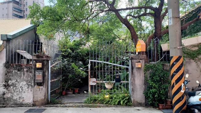 「拾米屋」邻近老北投市场，绿意盎然的庭园和斑驳锈蚀的铁栅门带出歷史感。(陈韵萍摄)