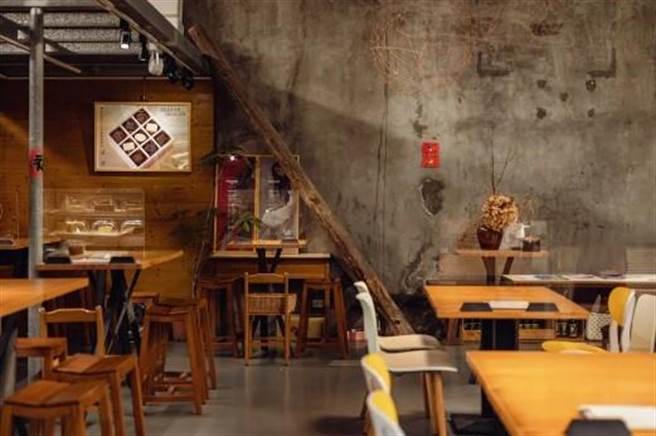 在日据时代的谷仓里卖咖啡和甜点，强烈歷史感的空间飘散着阵阵咖啡香，奇妙融合出另一番新旧交融的风情。(陈韵萍摄)