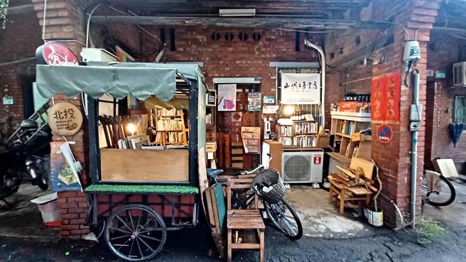 「山峸二手书店」选址在屋龄80年的红砖屋，门口摆满了同样很有歷史感的书籍和二手DVD，像极了电影中会引人进入时光隧道的那种魔法书店。(陈韵萍摄)