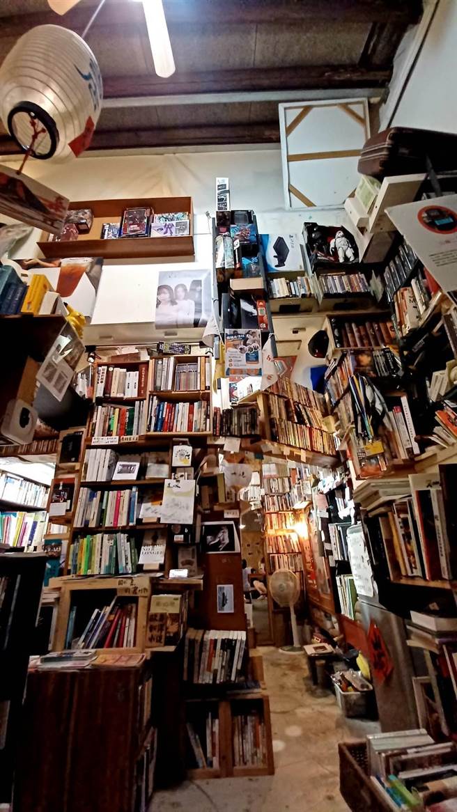 琳琅满目的满室书籍和二手DVD，喜爱阅读的朋友绝对可以在这里挖到宝。(陈韵萍摄)