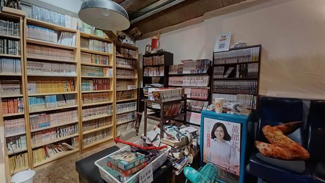 二楼小阁楼是漫画和黑胶专区，置身于此，有种与外界隔绝的错觉，好似来到另一个平行时空。(陈韵萍摄)