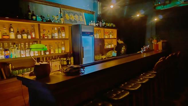 藏身在书店尽头的是一间一周只营业2到3天的小酒吧，氛围復古迷人。(陈韵萍摄)