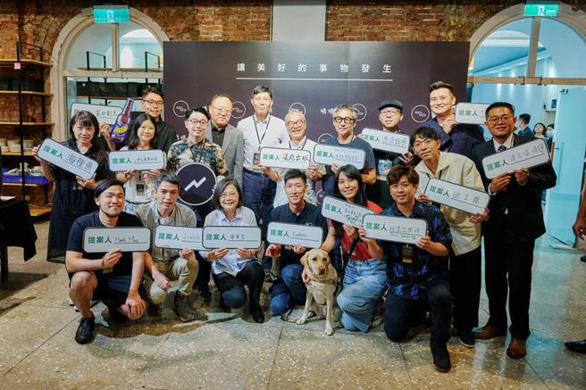 （總統蔡英文曾在嘖嘖平台提案，今日到現場和所有提案團隊合照。圖／嘖嘖平台提供）