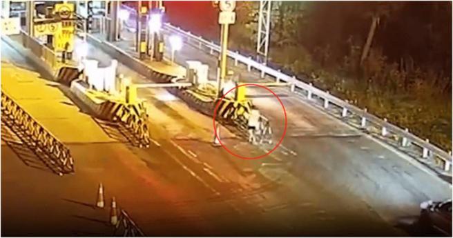 收费员目睹小孩被赶下车。（图／翻摄自 搜狐网）