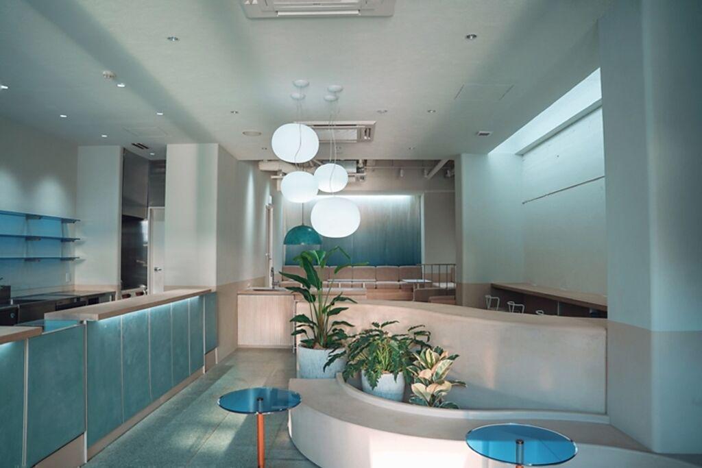 SEKAI HOTEL Takaoka以書店改造而來，裝潢全面使用藍色系呈現獨特美感。　圖：KUJIRA／來源