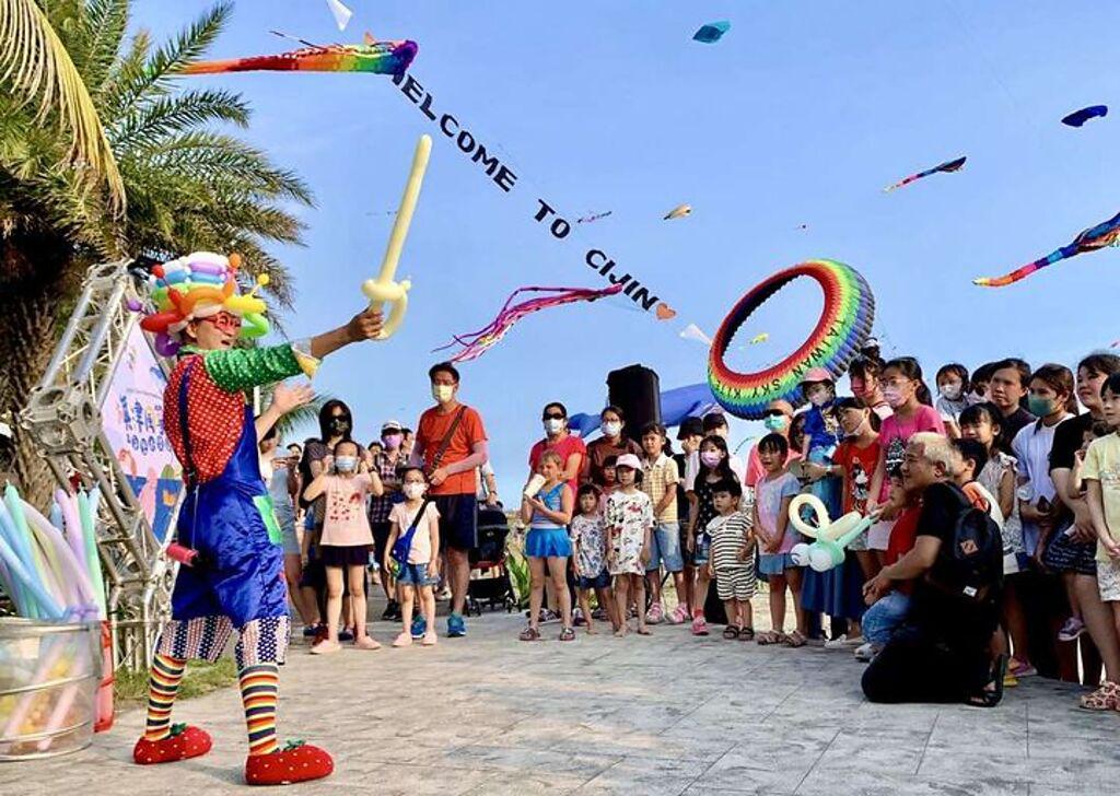 ▲白天有小朋友最愛的魔術、小丑氣球等活動。 圖：高雄市政府觀光局／提供

