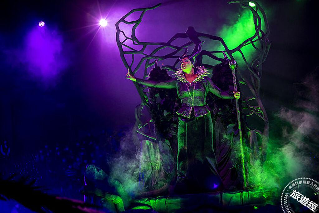 「惡人舞動迪士尼」狂歌起舞，迎接迪士尼的黑暗詭譎魅力。（香港迪士尼樂園提供）