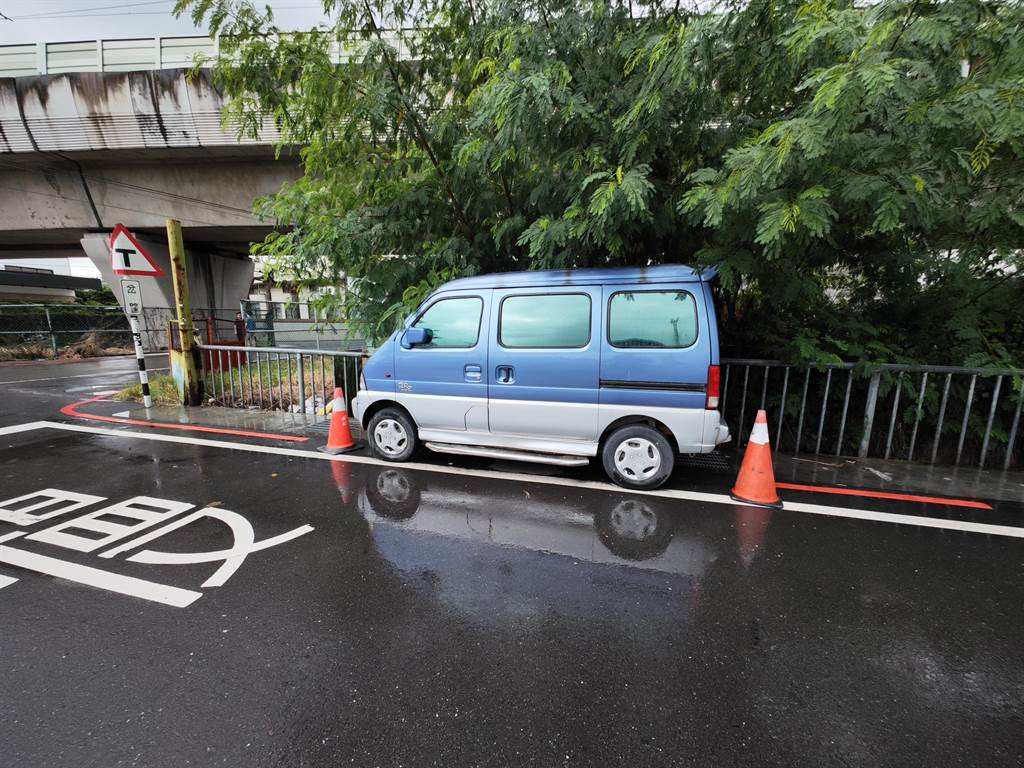 路邊紅線竟「繞過小貨車」成專屬停車位 民眾大嘆：後台很硬？ - 生活