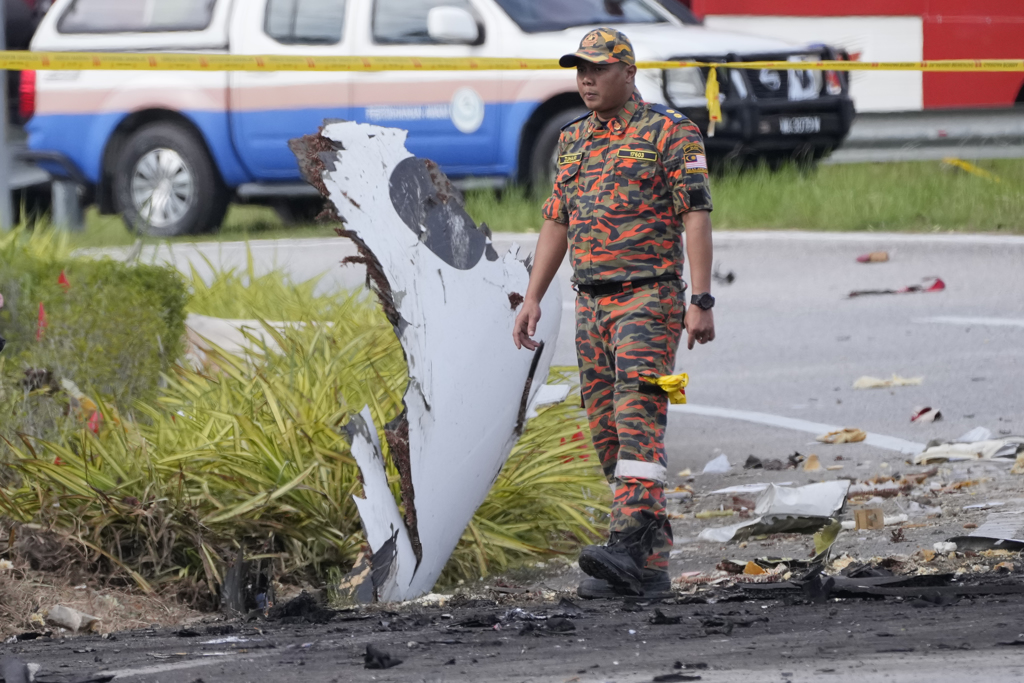 马来西亚一架小型喷射客机17日坠毁于首都吉隆坡西北方城镇，机上乘客与机组员共8人全数罹难。（美联社）(photo:ChinaTimes)