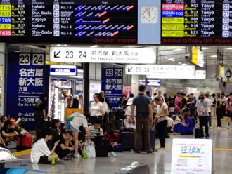 日本靜岡大雨過後 新幹線大幅延遲車站擠爆