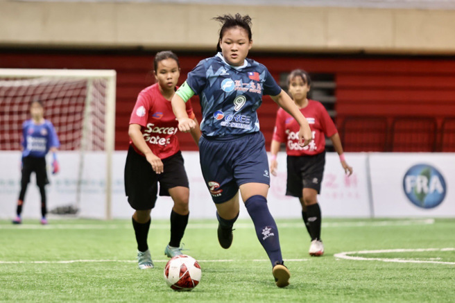 花莲东里国小胡巧柔（中）。（迷你足球协会提供）