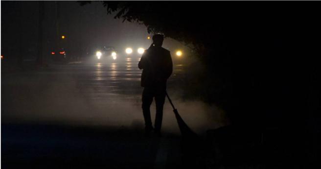 高雄市苓雅区一名25岁黄姓女子，行经大顺三路人行道突遭一名手持扫把挥舞的26岁何姓男子攻击。（示意图，非当示画面／Pexels）