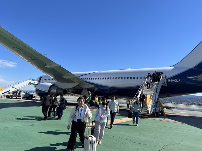 副總統賴清德已於美西時間16日下午4時抵達舊金山，圖為隨團成員抵達機場之畫面。（ 曾薏蘋攝）