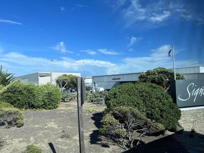 賴清德抵達舊金山，警車開道上路，還為記者打開快速通道關。（曾薏蘋攝）