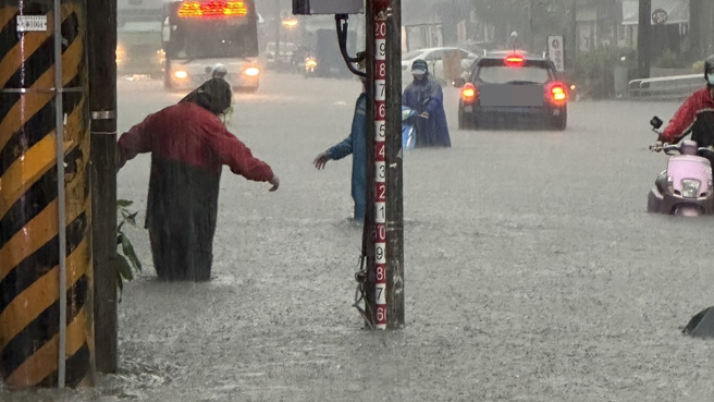 高雄今早下起豪大雨，多處積水。（圖／翻攝自記者爆料網）