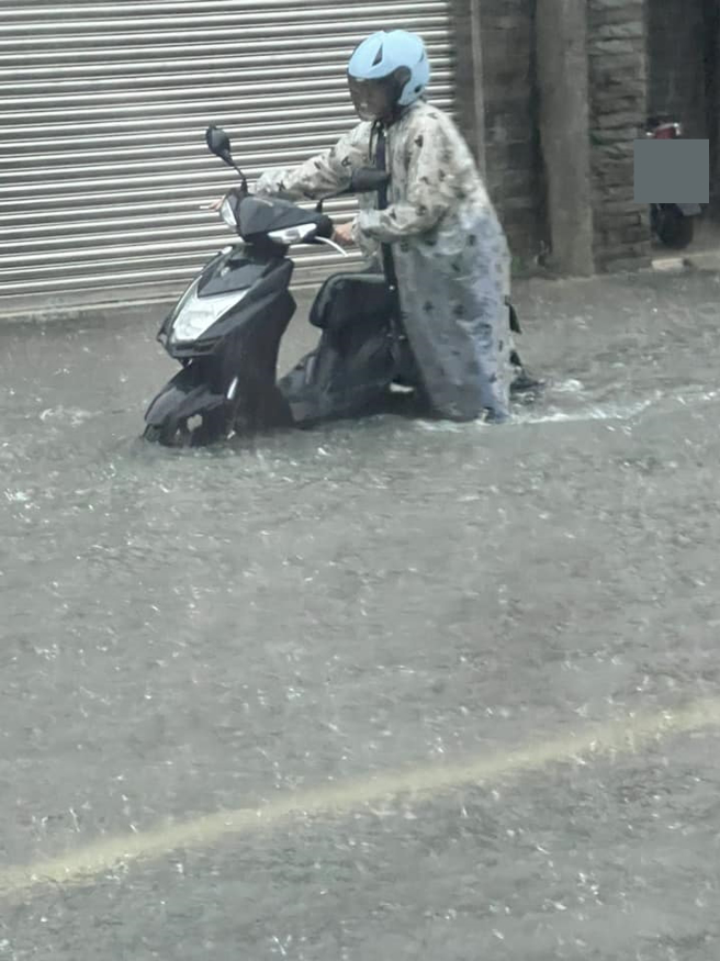 騎士只能涉水通行。（圖／網友授權提供）