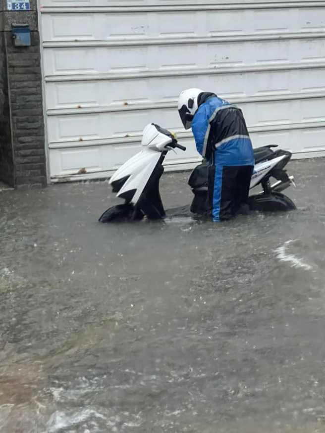 騎士只能涉水牽車。（圖／網友授權提供）