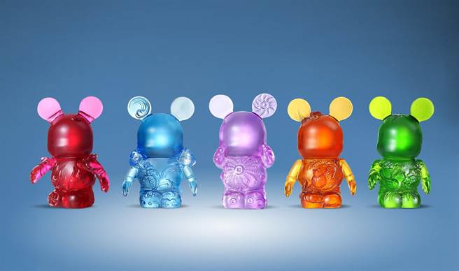 将琉璃材质与象徵希望的光影激盪出独有的炫幻，透过海洋、星光、四季、太阳、大地共五款不同造型顏色的米奇造型公仔具体呈现，更为传递爱与关怀、梦想与奇蹟。（琉璃工房提供）