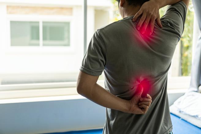 一名男子近来吃完午餐后就大脑昏沉、全身肌肉酸痛如同重感冒，医师询问后发现，原来是因整天喝水量不到500毫升，尤其午餐后未再喝水，导致上述不适症状。(示意图/ Shutterstock )