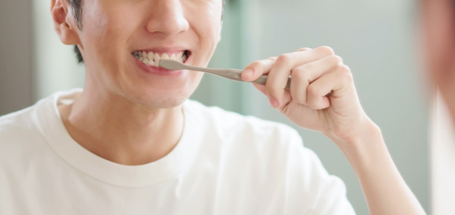 一位阿伯搭捷运的时候，坐在座位上刷牙，引起网友讨论。（示意图／shutterstock）