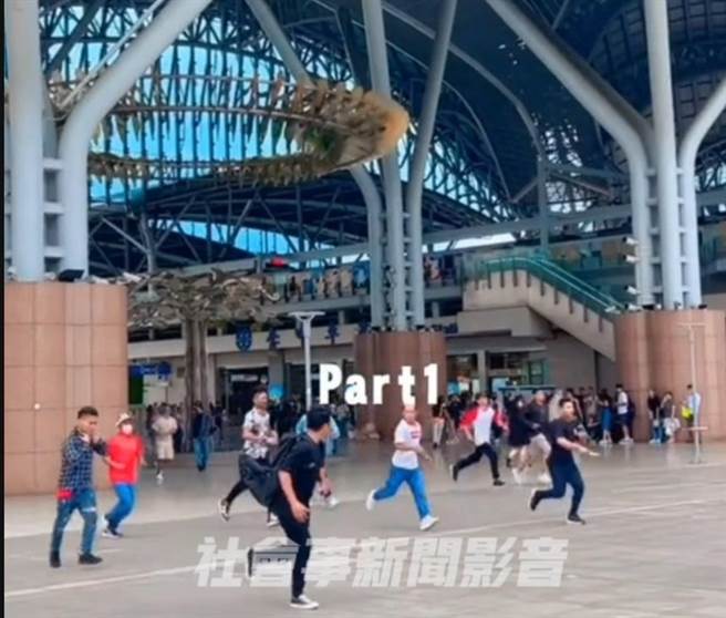 一群移工將台中火車站2樓大平台處當成運動場，拉扯追逐，一旁民眾驚叫聲四起，趕緊報警。（摘自《社會事新聞影音》）
