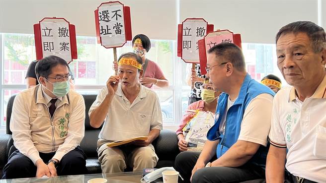 市議員蔡育輝（右二）、趙昆原（右一）陪同反儲能場的10名自救會成員前往市議會，向市長黃偉哲（左一）陳情。（張毓翎攝）