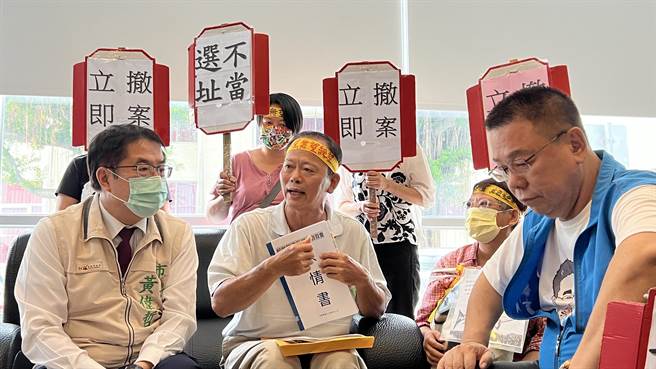 柳營門面反儲電自救會會長洪潮龍（左二）說，希望政府官員能對本案選址不當重新檢討，並請能源業者立即撤案，讓住戶不用天天生活在恐懼中。（張毓翎攝）